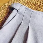 Pli et patte de seraage pantalon